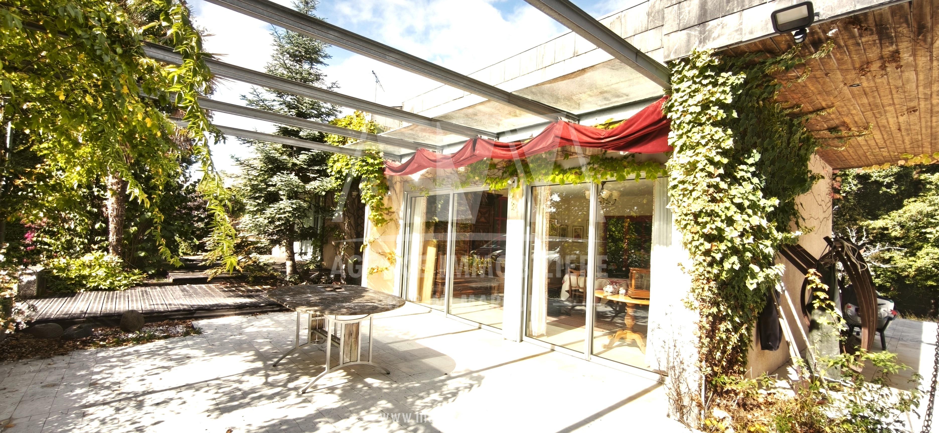 PUYMOYEN - MAISON D'ARCHITECTE D’ENV 250 M² SUR SOUS-SOL – 5 CHAMBRES LE TOUT SUR UN TERRAIN DE 7 005 m²