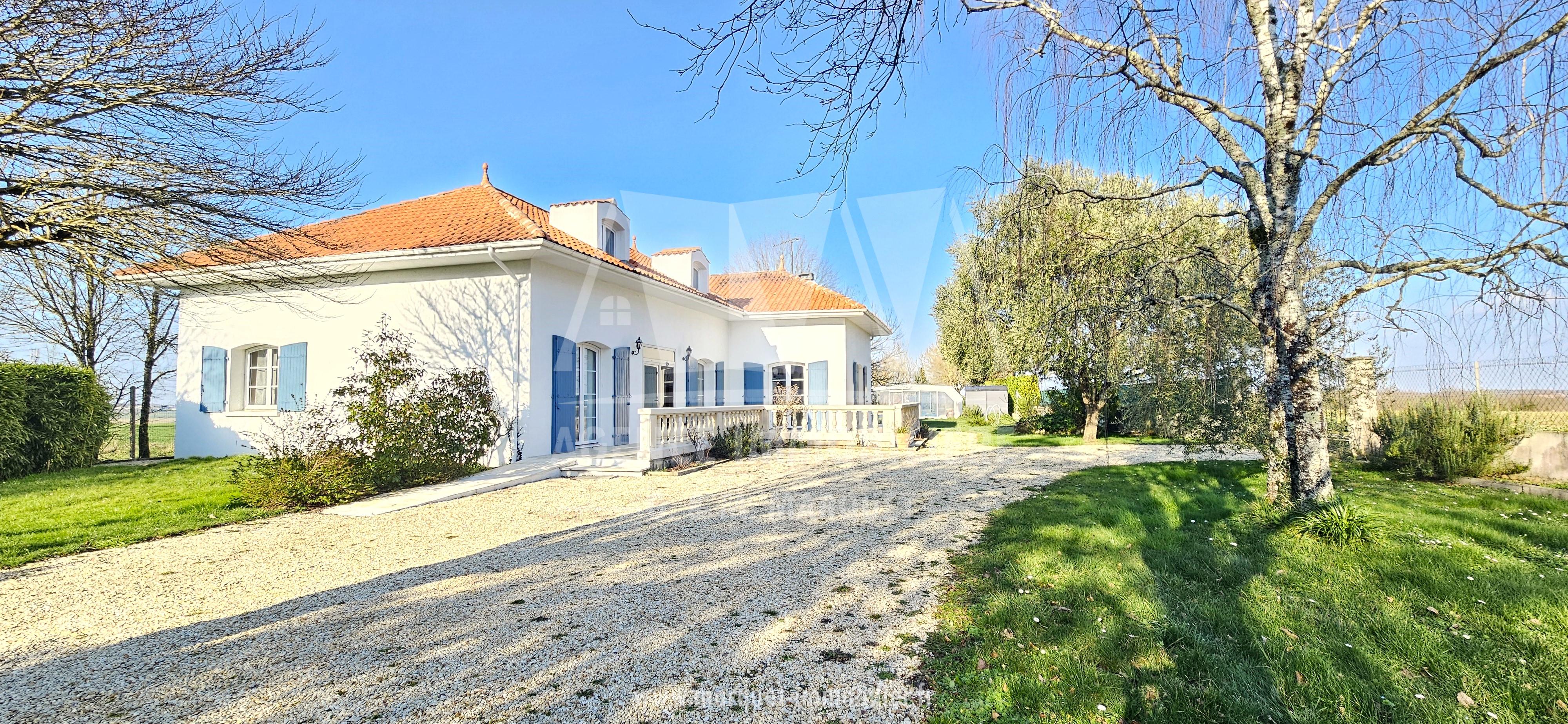 CHAMPNIERS - 10 MINUTES D'ANGOULEME PAVILLON AVEC TERRAIN CLOS, DEPENDANCES ET PISCINE
