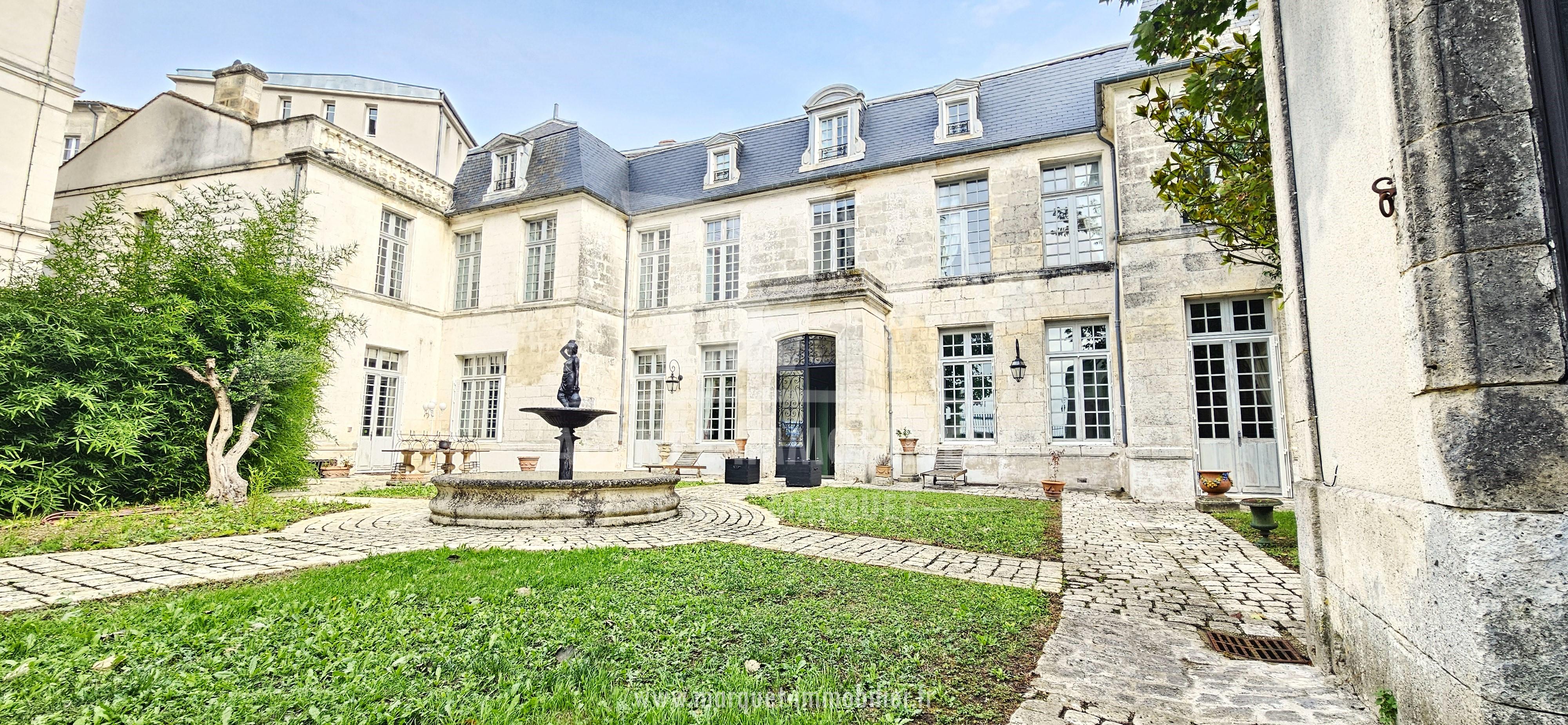 ANGOULEME PLATEAU - EXCEPTIONNEL HOTEL PARTICULIER 500 m²