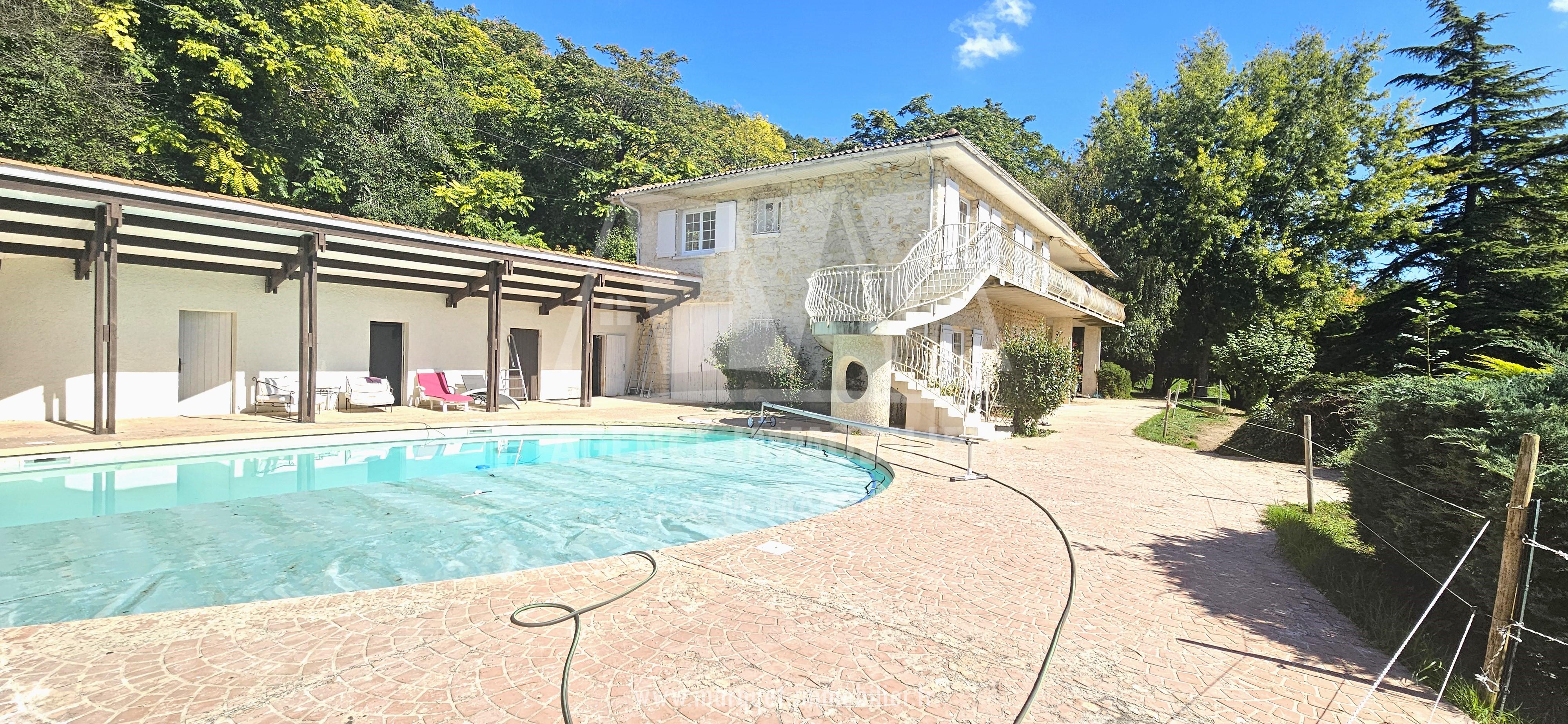 MAGNAC-SUR-TOUVRE - MAISON EN PIERRES SUR 2 NIVEAUX AVEC PISCINE, TERRASSE, GARGAGE ET TERRAIN DE 16 541 m²