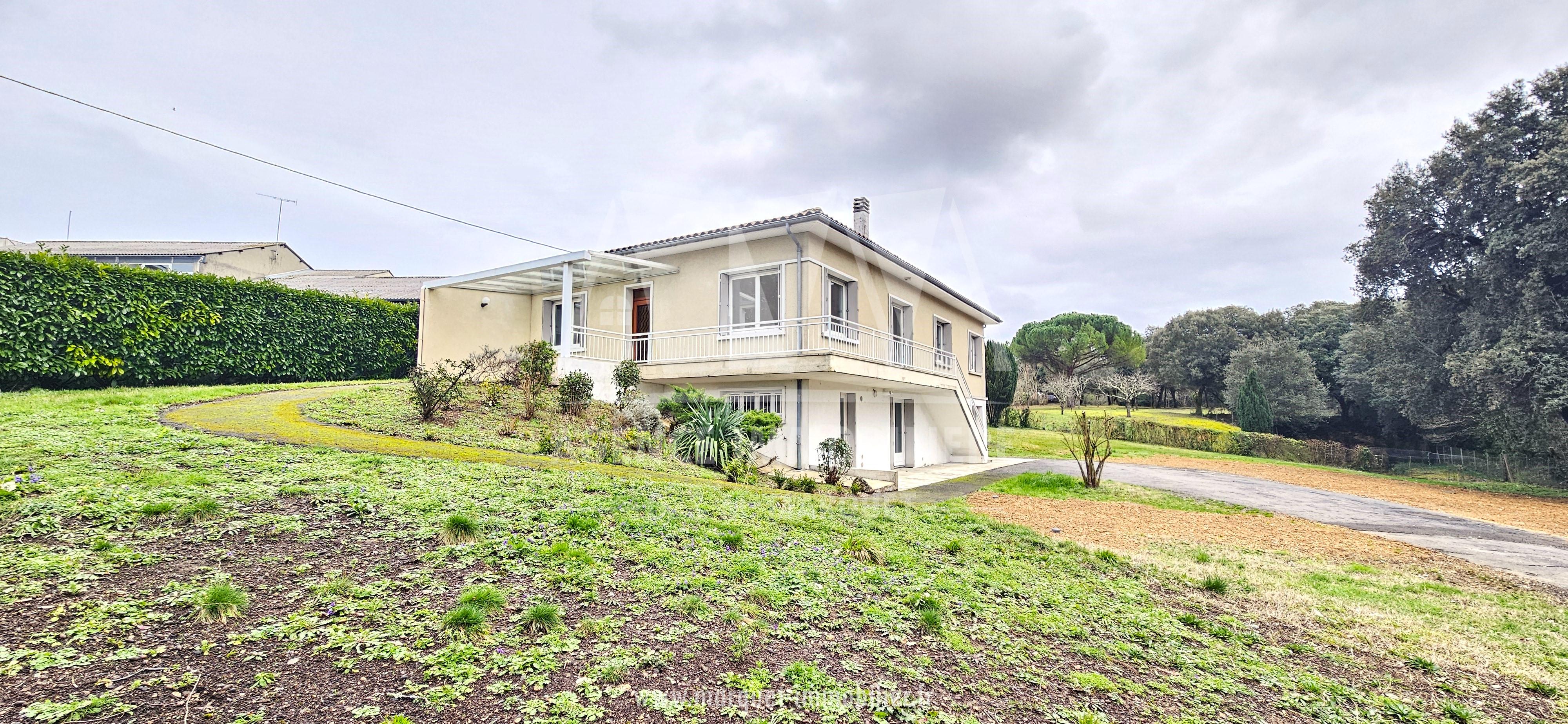 PUYMOYEN - 5 MINUTES D'ANGOULEME - CONFORTABLE PAVILLON SUR SOUS-SOL DE 155 m² SUR TERRAIN CLOS